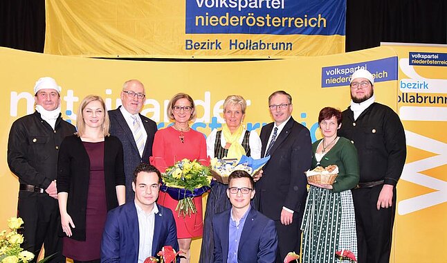 Im Bild v.l.n.r.: Leopold Hengl, Eva-Maria Himmelbauer, Christian Hartmann, Christoph Fürnkranz, Johanna Mikl-Leitner, Elisabeth Schüttengruber-Holly, Stefan Schröter, Richard Hogl, Martina Hebenstreit, David Zehetmayer