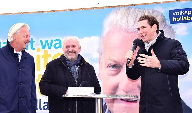 Im Bild v.l.n.r.: Bürgermeister Ing. Alfred Babinsky, ÖVP-Bezirksgeschäftsführer Hans Gschwindl, Bundeskanzler Sebastian Kurz Foto: Herbert Schleich