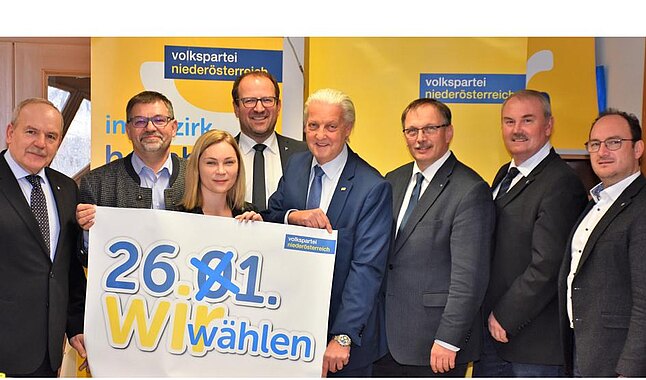 Im Bild v.l.n.r.: Helmut Koch, Hermann Fischer, Eva-Maria Himmelbauer, Bernhard Ebner, Alfred Babinsky, Richard Hogl, Friedrich Weirosta, Josef Reinwein
